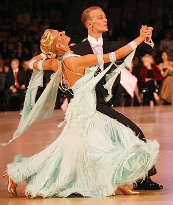 Obr. 4 Slowfoxtrot (2012 2013) 1.6.4 Tango (2/4 takt, tempo 28-33 t/min) (Obr. 5) Tango patří mezi erotické jihoamerické tance. Dodnes nemá zcela objasněný původ.