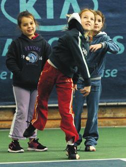 Mikuláš Cup 2007 se povedl Čtrnáct dětí ze štvanické školičky si přišlo užít Mikuláš Cup 2007, který pro ně připravila Jana Pikorová. Ti starší soutěžili v neděli 2.