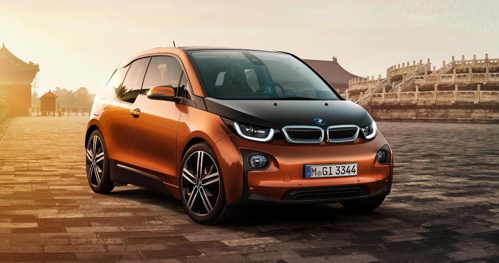 BMW i3 BMW i3 je první sériově vyráběný elektromobil tohoto druhu, pro mnichovskou automobilku znamená úspěšné dovršení dlouholetého vývoje nejrůznějších prototypů.
