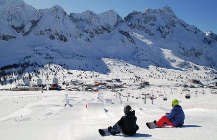 Sole. Okolí je proslaveno díky ledovci Presena, který umožňuje lyžování z nadmořské výšky 3 016 m.