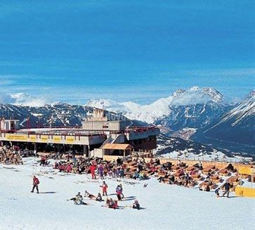 Alta Valtellina Bormio Hotel GIRASOLE*** POLOHA: hotel v tradičním stylu na ideálním místě přímo na sjezdovce Bormio 2000 - s nádherným výhledem na Bormio. Centrum městečka Bormio cca 9 km.