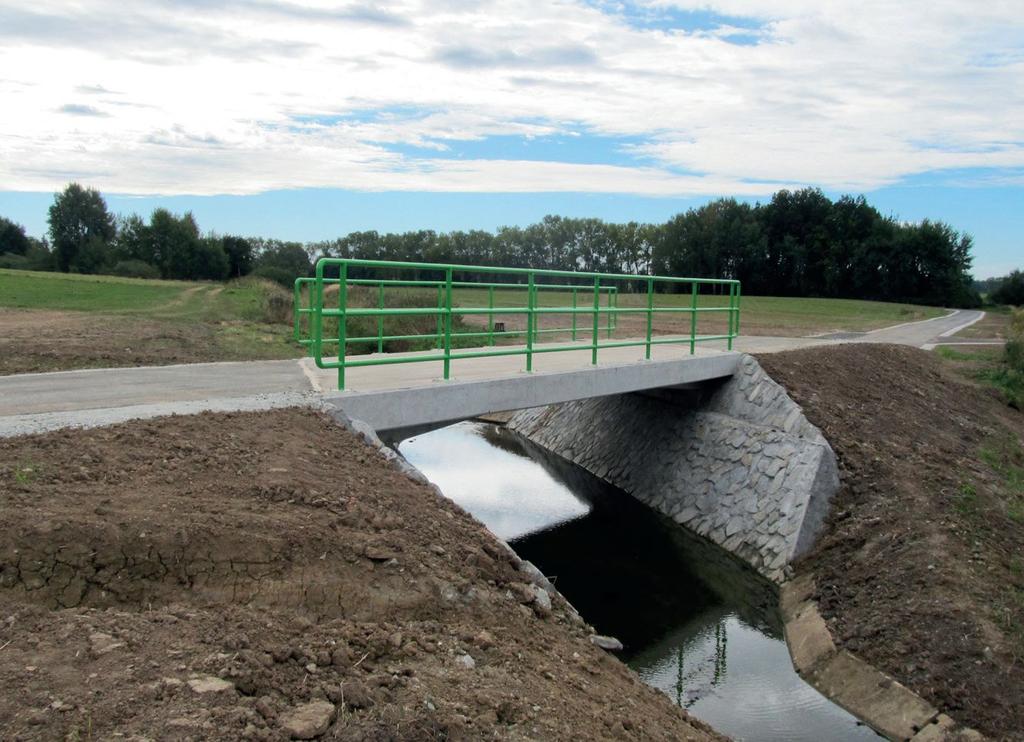 LÁVKY A MOSTOVKY - Jako samostatné pěší, cyklo nebo dopravní lávky případně mostky na komunikacích - Dalším využitím je i provedení deskových železobetonových