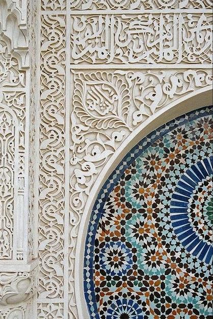 marockými ozdobami a pestrobarevnými