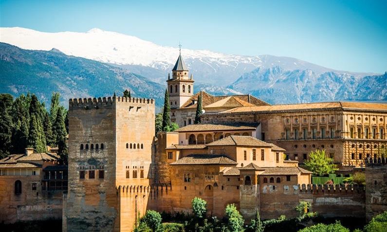 Andalusie Země slunce, flamenca, koridy a fiesty Země mezi vyprahlou pouští Almeria a zasněženými vrcholky Sierry Nevady, mezi kterými leží úrodné údolí řeky Guadalquivir Země jedinečné maurské