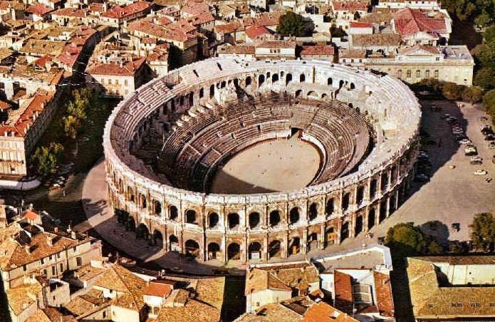 Nimes (Francie) Město s bohatou historií na jihu Francie proslulé svými starověkými římskými památkami.