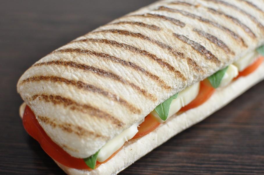 italský salám), mozzarella, rajče, bazalka 59,59,59,59,- CIABATA ZAPEČENÁ NA GRILU