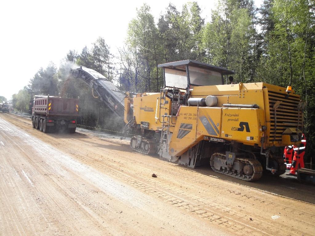 6.4 Příprava pro recyklaci za studena na místě při modernizaci D1 Projekt pro modernizovanou dálnici D1 předepisuje změny sklonových poměrů oproti původnímu stavu vozovky tak, aby vyhověl současným