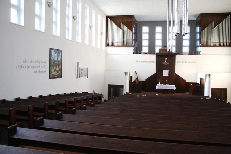 2004 byl kostel znovu vymalován, převládá zde více bílá barva s odstíny šedé barvy, jimiž jsou namalovány citáty. Hlavním citátem umístěným v popředí je úvodní verš 31. žalmu.