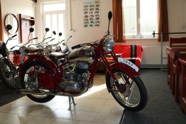 JAWA (1945-1953) 1 JAWA (1945-1953) Značku Jawa založil Ing. František Janeček ještě dlouho před začátkem druhé světové války.