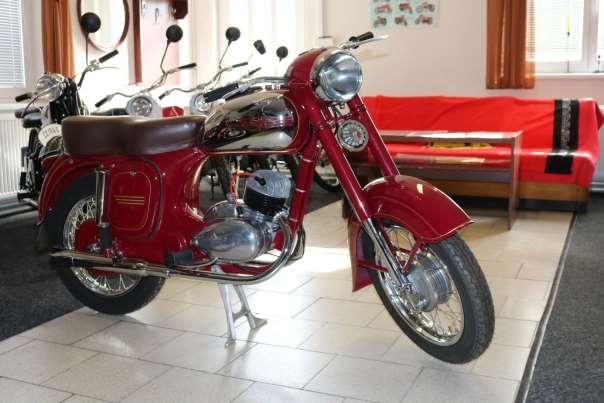 NÁRODNÍ ŘADA MOTOCYKLŮ 3.1 JAWA-ČZ 250 A 350 CM 3 KÝVAČKA První modely od značky Jawa-ČZ byly 250 typ 353-01 a 350 typ 354-01. Motorky si byly v mnohém podobné, ale lišily se objemem a počtem válců.