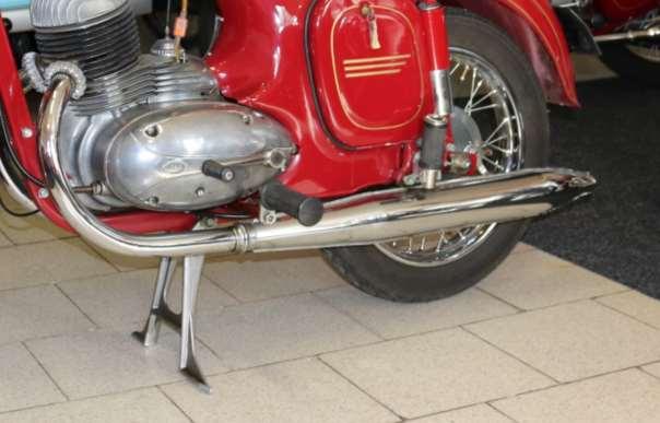 NÁRODNÍ ŘADA MOTOCYKLŮ Největší změna se týkala tlumičů výfuku. Dřívější tlumiče tzv. rybinového tvaru nahradily nové tlumiče, které svým tvarem připomínaly doutníky.