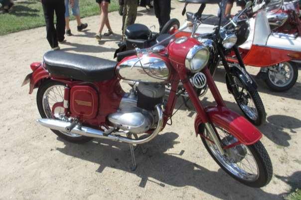 JAWA V ŠEDESÁTÝCH LETECH Většímu rozměru kol musely být uzpůsobeny i další části motocyklu. Přední vidlice byla delší a přední blatník měl jiný tvar.