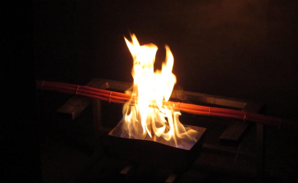 Po této aklimatizaci se zapálí hořák, nastaví určitá teplota jeho plamene a nechá se působit po stanovenou dobu na spodním okraji svazku zkušebních