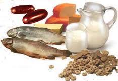 VITAMÍN D (Kalciferol) Potravinové zdroje: Rybí tuk, játra, vaječný žloutek, máslo, také je syntetizován za pomoci UV záření - tvoří se v kůži z derivátu cholesterolu, 10-15 min slunění bez krému 2x