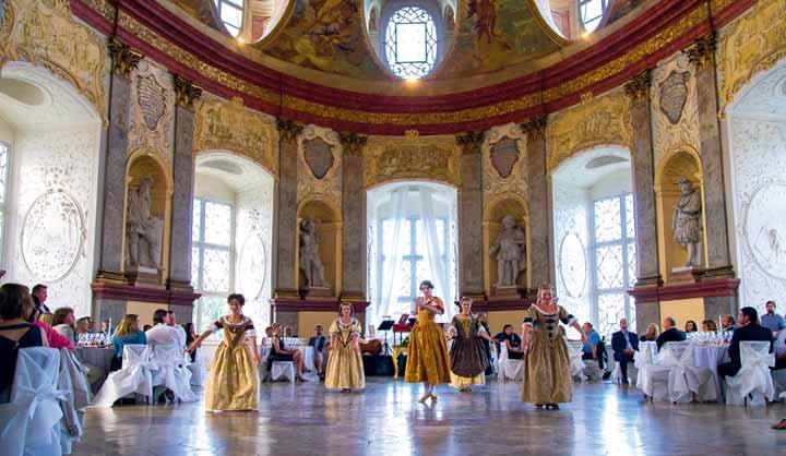 z domova Znojmo spojilo hudbu a víno Dvanáctý ro ník Hudebního festivalu Znojmo, který byl v nován hudb Wolfganga Amadea Mozarta, od jehož narození uplynulo 260 let, p izval ke spolupráci sv tov