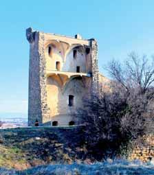 Tipy na cestu Tip 1. Châteauneuf-du-Pape Pokud bychom si cht li pln vychutnat víno Châteauneuf-du-Pape m li bychom si jej nalít ve m st Châteauneuf-du-Pape, v p vodn letním sídle avignonských papež.