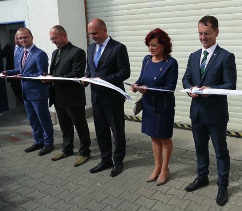 NOVÁ ÉRA ZNAČKY AVIA STARTUJE. ODHALILA NOVÝ VŮZ I VÝROBNÍ LINKU Netradiční show zahájila novou etapu tradiční značky AVIA. Akrobatka v modrém se spouštěla z komína v areálu podniku v Přelouči.