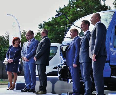 dostalo vozidlo i nový, dynamický facelift původní kabiny. Výsledkem je představený model s obchodním názvem INITIA.