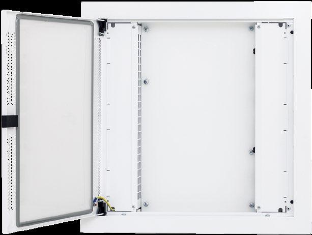Rozměry verze s plochými dveřmi si vynutily omezení, je možno použít pouze zásuvky tzv. Legrand rozměru - s čelním panelem 45 x 45 mm.