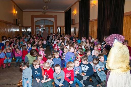 Strana 4 17. 11. 2017 / Oslavy dne boje za svobodu a demokracii / Sušice, náměstí / tradiční setkání pod lípou. www.gymsusice.cz 17. 11. 2017 / Mezinárodní festival komorní hudby / Klatovy, sál radnice / koncert Salome pásmo písní Karla Kryla od 19 hodin.