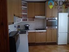 2NP chodba, 3 pokoje, obývací pokoj s krbem se vstupem na balkon. Dům je celý podsklepený, napojen na veškeré IS. Vytápění kombinované, ústřední plynové a ústřední na tuhá paliva.