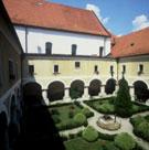 Dodnes dobře zachovalý barokní františkánský klášter je jednou z nejvýraznějších staveb ve Slavonii s nejreprezentativnější vnitřní klášterní kolonádou v severním Chorvatsku. 2.