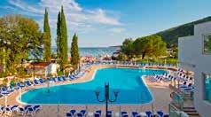 Další služby hotelu: recepce, výtah, klimatizovaná restaurace, kavárna, supermarket, vnitřní bazén s ohřívanou vodou(do 14.5. a od 17.9.), fitness, sauna (14.5. 17.9.), 2 venkovní bazény, večer živá hudba na terase.