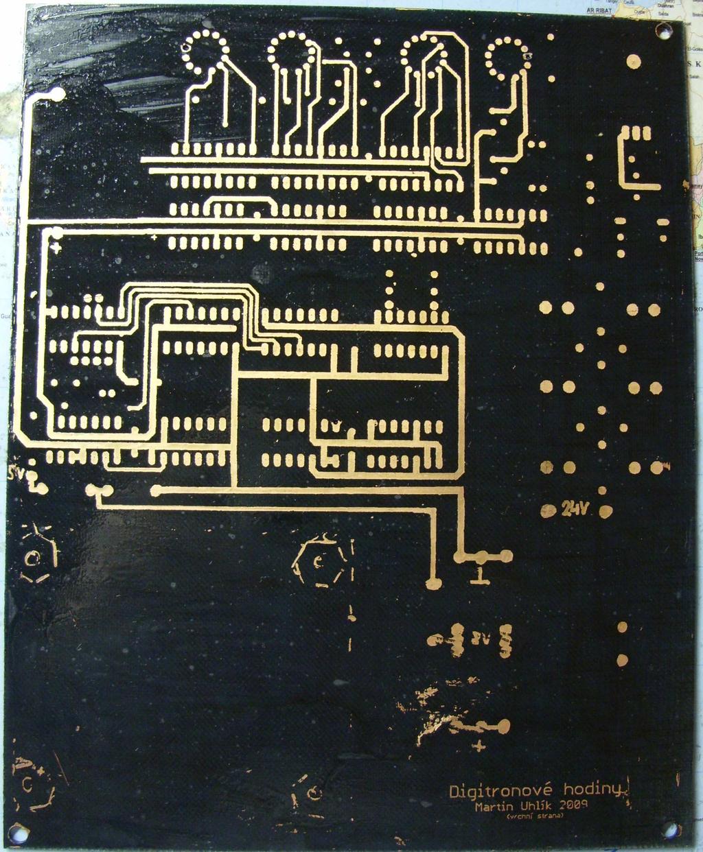 5.6. Deska plošných spojů Oboustranná DPS o rozměrech 190x150 mm obsahuje téměř všechny součástky. Je k ní též přišroubován transformátor.
