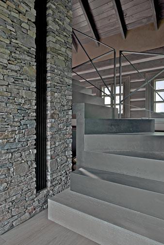VE FINÁLE VYPADÁ SCHODIŠTĚ VELMI JEDNODUŠE, ALE VLASTNÍ PROJEKT A ARCHITEKTONICKÉ ŘEŠENÍ DETAILU BYLO VELMI NÁROČNÉ.