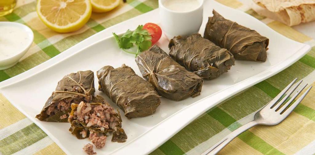 Mletá krůtí prsíčka 500 g Žlutá rýže 700 g (5 odměrek*) Větší cibule 2 ks (150 g) Vinné listy na závitky 300 g (čerstvé nebo marinované) Sůl a pepř podle chuti 1,2 l (na rýži) a 1 1,5 l (na závitky)