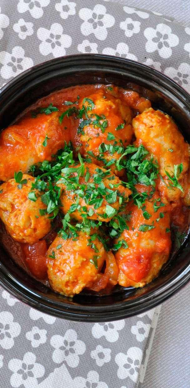 Kvalitní čerstvé klobásky 4 ks (500 g) Cibule Česnek Zázvor Kurkuma Kajenský pepř Drcená rajčata Olej Petržel (hladkolistá) Sůl a čerstvě mletý pepř 1 ks 2 stroužky 1 kousek (asi 1,5 cm) 1 lžička 3