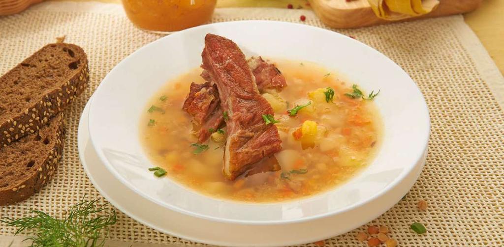 Uzená slanina, zbylé uzené maso 300 g Údená slanina, zvyšok údeného mäsa 300 g Hrách Malá cibule Středně velká mrkev Malé brambory Česnek Čerstvé bylinky Sůl a pepř Bobkový list Slunečnicový olej 360