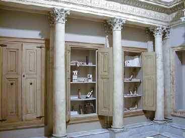 Řím soukromé knihovny Řím soukromé knihovny rekonstrukce knihovny (Villa Hadriana) 105 dochovala se soukromá knihovna v Herkulaneu - samostatná místnost - 2 tisíce svitků - police u stěn i uprostřed