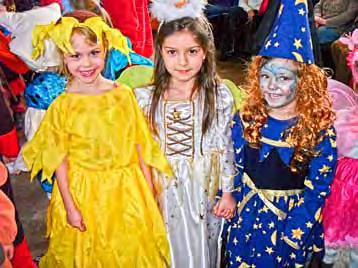 V prvom adventnom týždni sa šírila chodbami i triedami materskej školy sladká vôňa medovníčkov, ktoré usilovne vykrajovali deti a mamičky ich piekli a balili do minidarčekov pre starých rodičov.