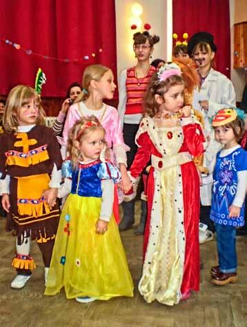 12 / Zákamenčan č. 1 karnevaly Január Apríl 2011 Mamičky na vyšnom konci ožili Stará izba na Vyšnom konci je miesto, z ktorého sa takmer každý víkend ozýva spev, hudba, smiech. Dňa 29.