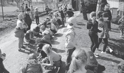 Letos po cestě okolo studánky tekly potůčky, chvíli jsme si s vodou pohrály a potom jsme ji vyčistily.