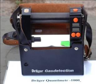 Obrázek 1: Některé druhy ručních nasávačů a detekčních trubiček různých výrobců[2] Obrázek 2:Bateriový nasavač Dräger Quantimeter 1000[2] Dalším prostředkem jednoduché detekce nebezpečných chemických