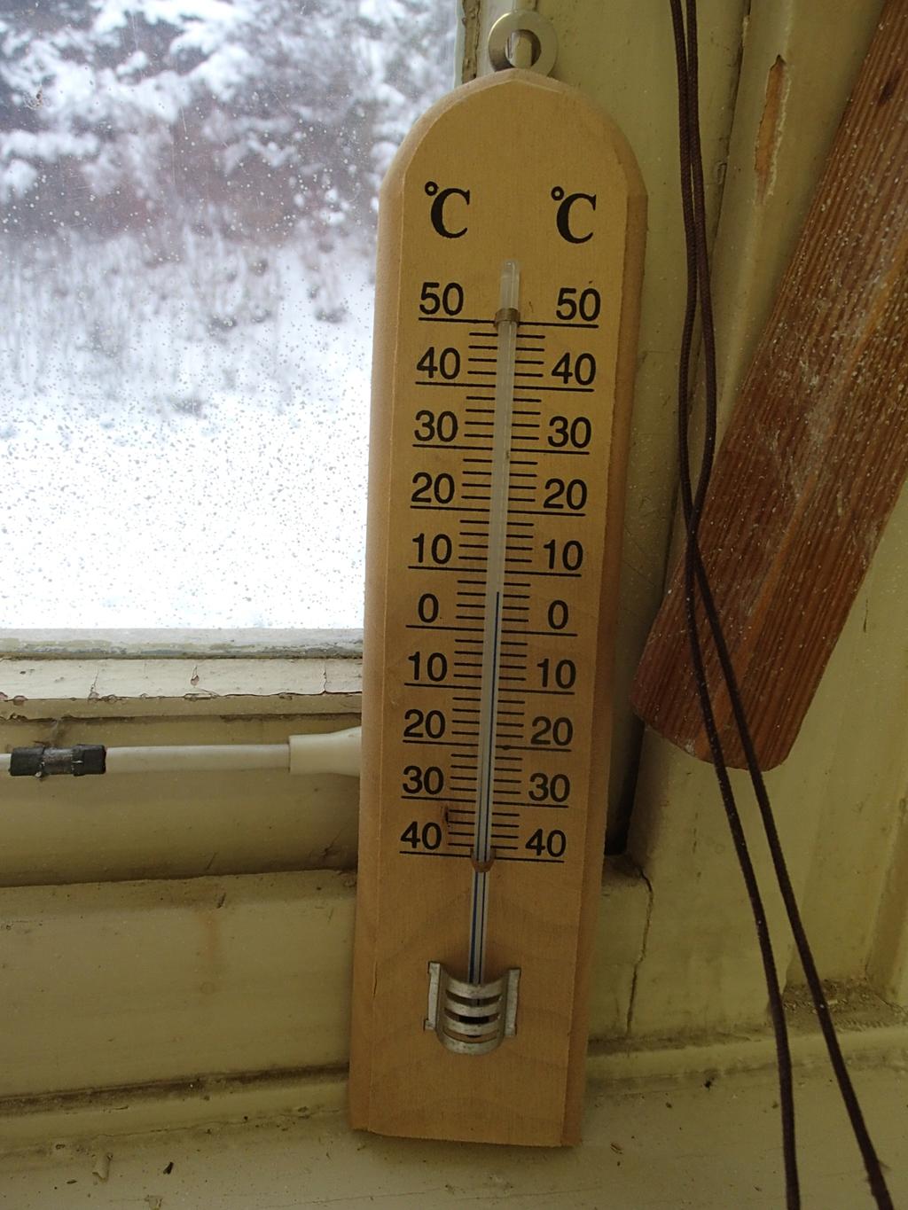 tepla pod školou ( teplá voda teče ihned není třeba odtáčet) - většina spotřebičů ve škole je nízkoenergetická(a, A+) - spotřebiče v kuchyni jsou rozděleny do 4 zón podle teploty - vypínače máme