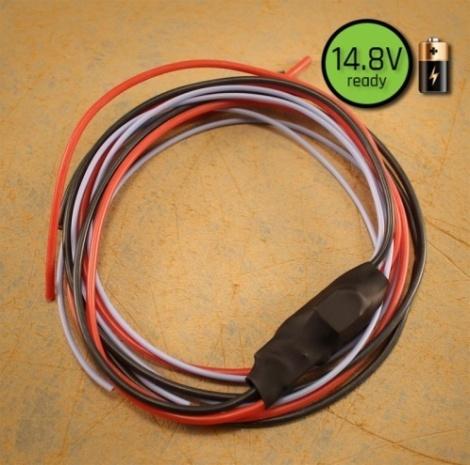 Zde se propojuje elektřina z akumulátoru a prochází dál do elektromotoru.