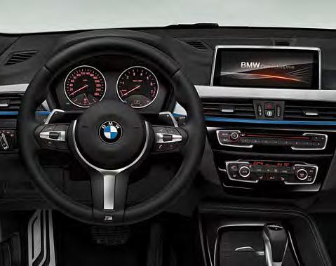 Dakota s perforací v černé barvě s modrým akcentem; volitelně další typy čalounění M sportovní kožený volant BMW Individual čalounění stropu v barvě antracitu Vnitřní obložení Aluminium Hexagon s