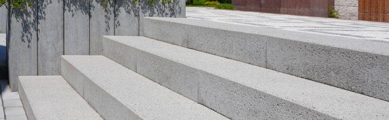 BEST faldo 150 350 1000 schodišťový prvek z vibrolisovaného betonu nášlapná a přední pohledová strana upravena tryskáním nášlapná plocha ukončena zkosenými hranami při montáži se jednotlivé