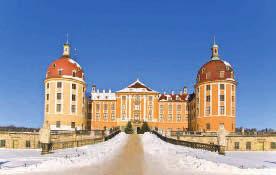 POHÁDKOVÝ ZÁMEK NEUSCHWANSTEIN nad divokou Pöllatskou soutěskou je asi nejkouzelnějším zámkem na světě. Jeho bělostné věže se jakoby vznášejí ve vzduchu na pozadí temně zelených jedlí.