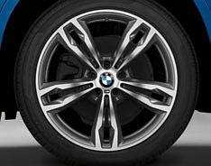 barvě karoserie, zadním nárazníkem s difuzorem v tmavém metalickém odstínu Dark Shadow Maska chladiče ve tvaru ledvinek BMW s osmi exkluzivně navrženými vertikálními lamelami s čelními plochami v