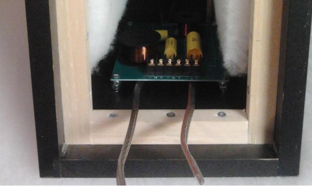 Střední škola informatiky, elektrotechniky a řemesel Rožnov pod Radhoštěm 16 3.4 Reproduktorová výhybka Reproduktorová výhybka je bezesporu nejdůležitější součásti každé reprobedny.