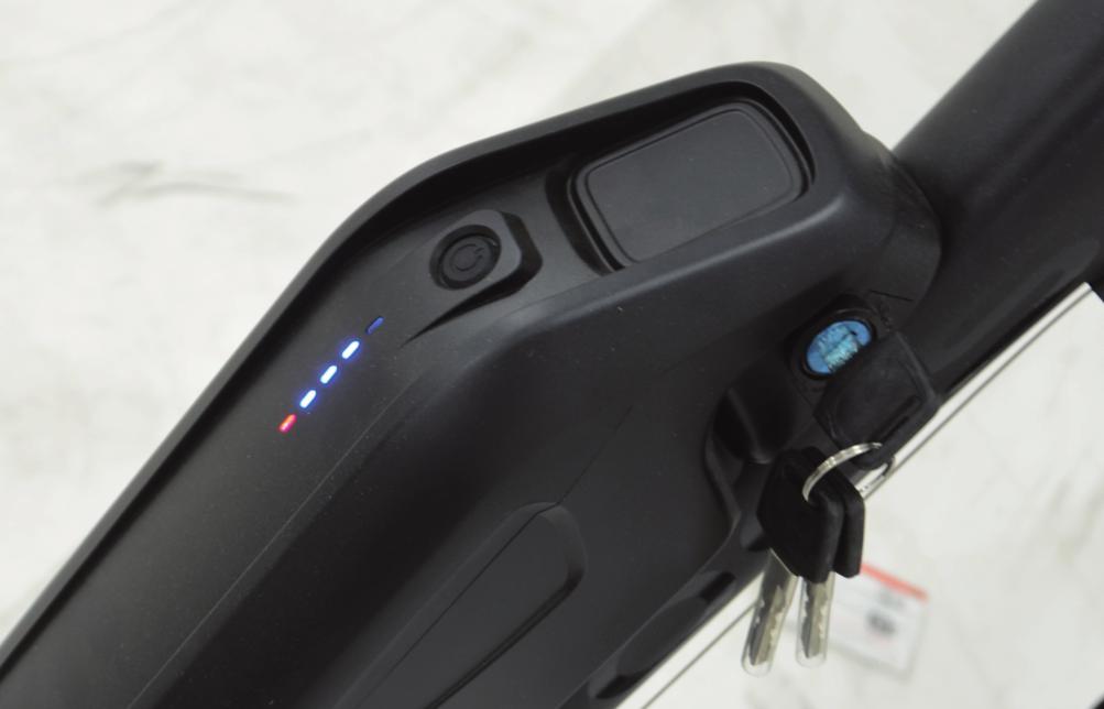 Aktivujte elektrický systém tlačítkem na baterii. LED diody indikují aktuální míru nabití baterie. Čím více LED svítí, tím větší je aktuální kapacita baterie.