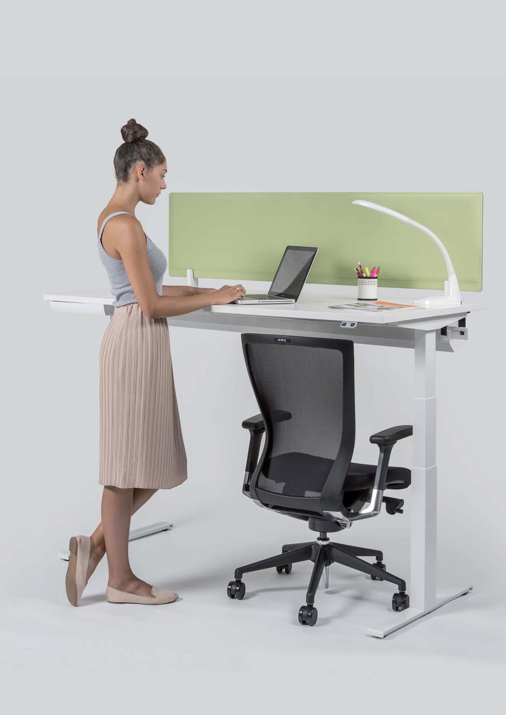 Jednoduchým ovládáním můžete střídat sezení a stání, což výrazně snižuje riziko bolesti zad a přináší vítanou změnu při práci.