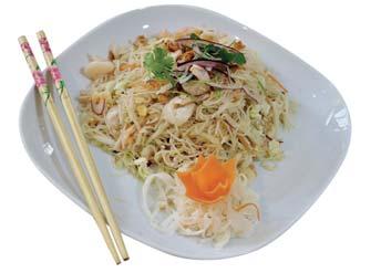 Z pánve / From the pan 22 Smažené rýžové nudle s kuřecím 95 Kč Fried rice noodles with chicken 23