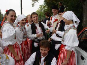 Věnují se mu hlavně folklorní soubory, ale je stále i přirozenou součástí tanečního repertoáru (například