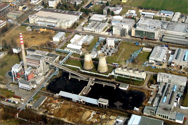Výplety tenisových raket se vyrábí ze silonu, který v ČR produkuje například společnost Silon s.r.o. v Plané nad Lužnicí. Do zkumavky dáme 1g vzorku silonu (např.