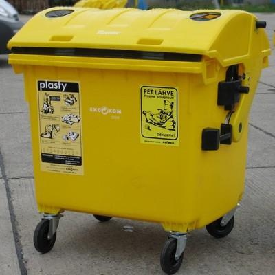 Recyklace je proces úpravy látek, který umožňuje jejich další využití. PLASTY Velmi významnou skupinou polymerních materiálů jsou plasty.